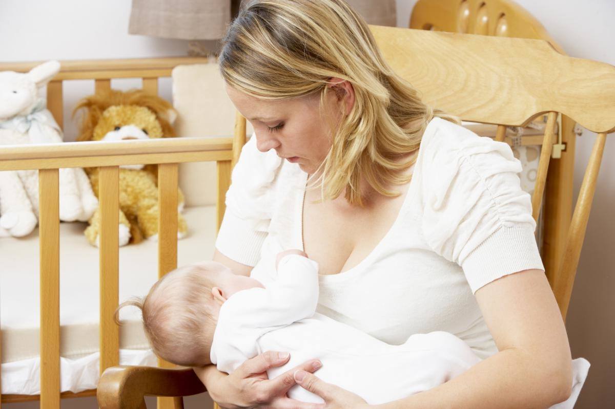 mère allaitante avec bébé