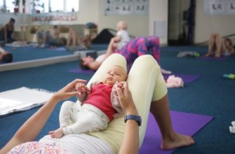 fitness avec un bébé dans ses bras