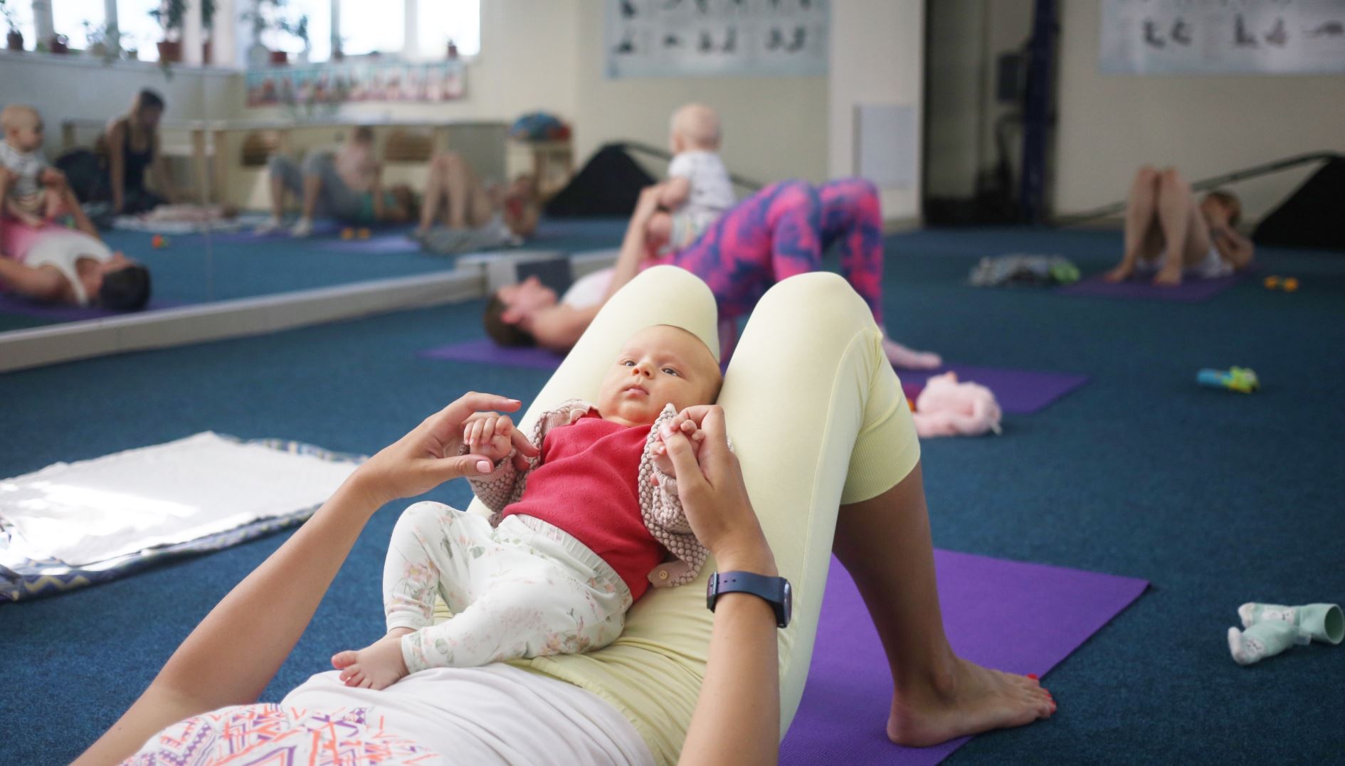 fitness avec un bébé dans ses bras