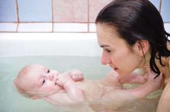 nage conjointe avec le bébé