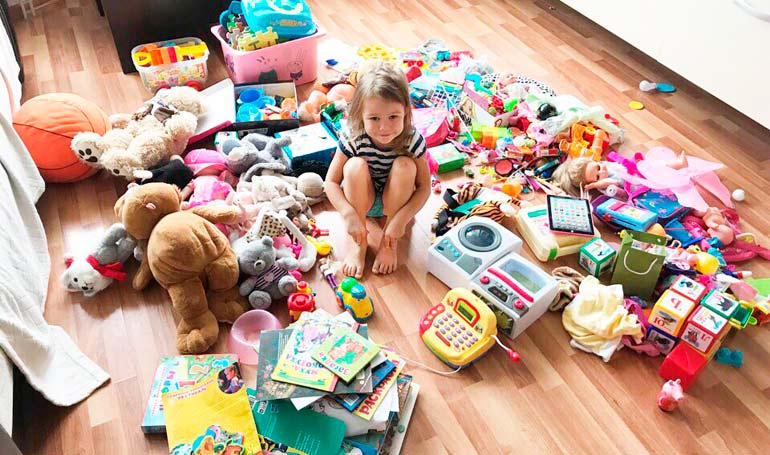 Comment apprendre à un enfant à nettoyer ses jouets