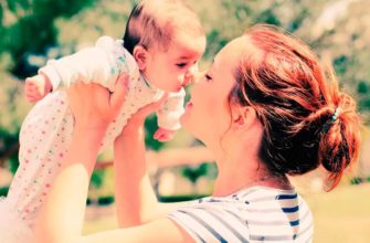 maman avec un bébé dans ses bras