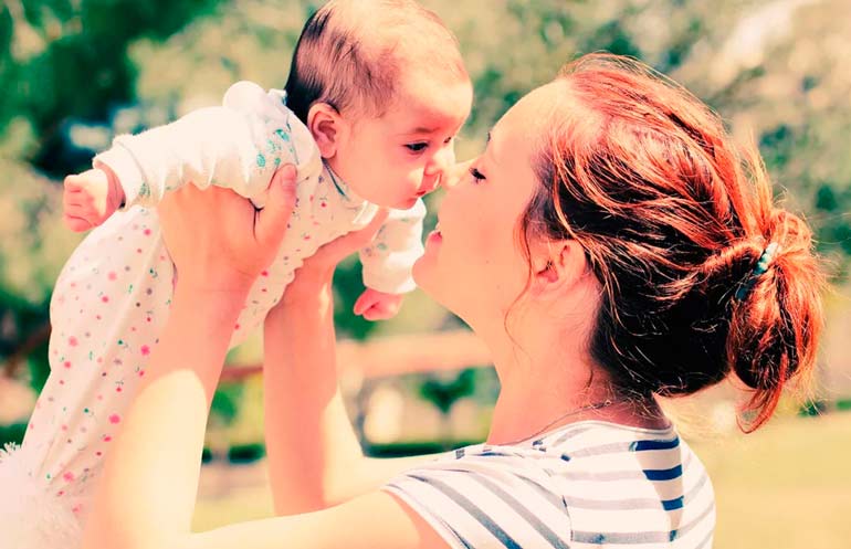 maman avec un bébé dans ses bras