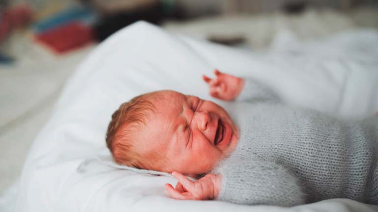 le bébé est en train de pleurer