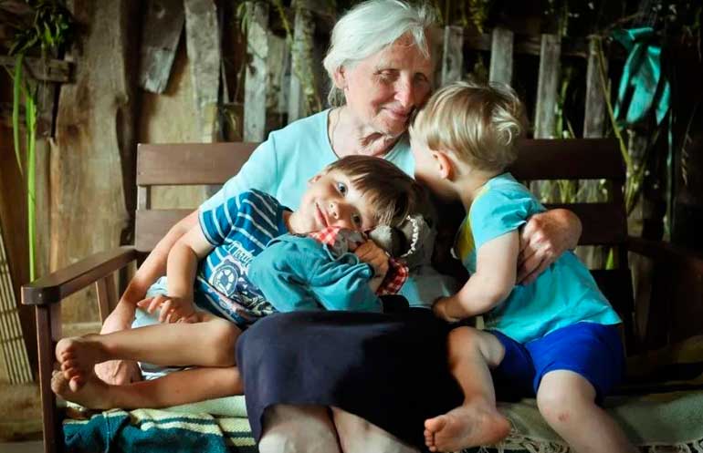 grand-mère heureuse avec petits-enfants