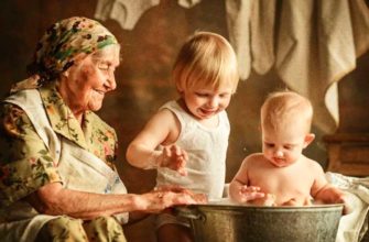 grand-mère heureuse avec petits-enfants