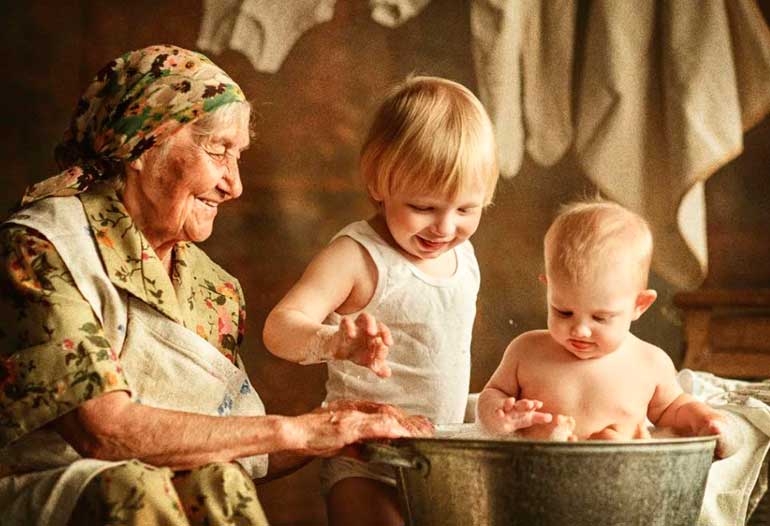 grand-mère heureuse avec petits-enfants