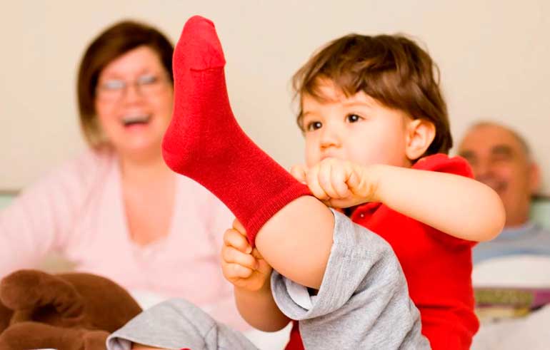 apprendre à bébé à s'habiller